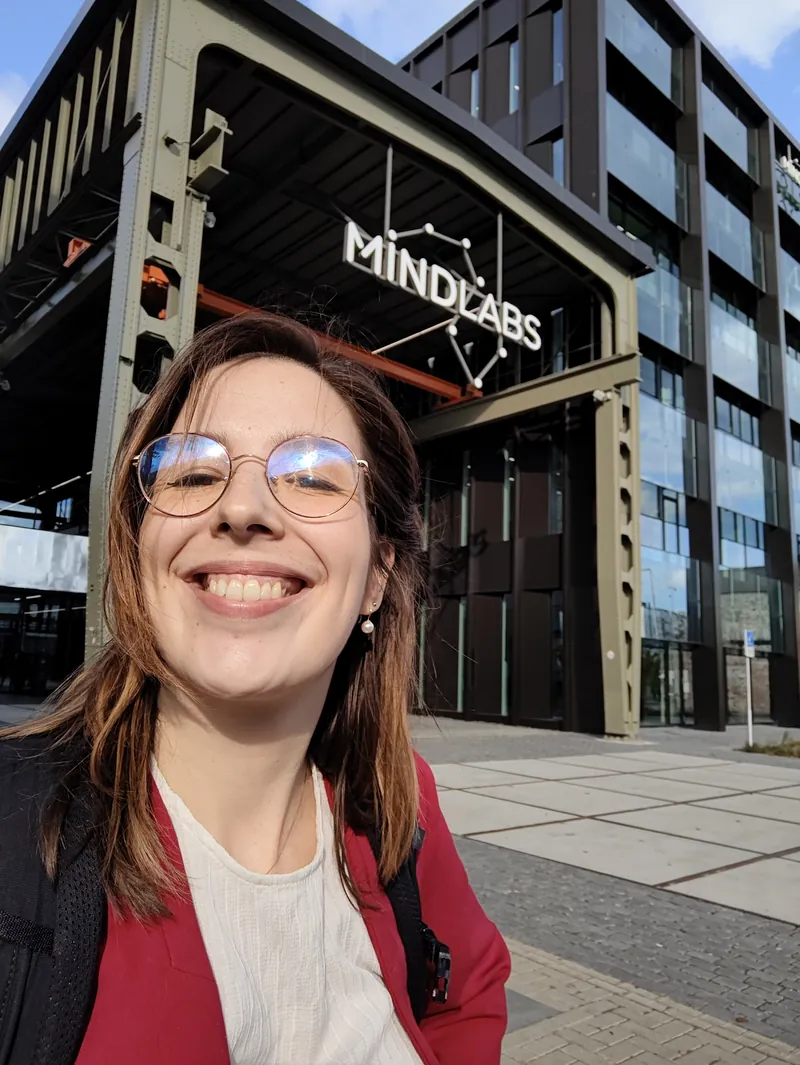 Vera Boonman voor het MindLabs-gebouw van Fontys Journalistiek in Tilburg