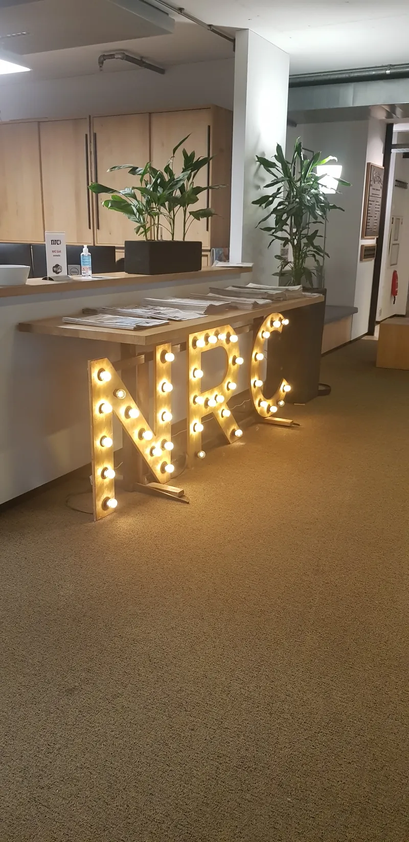 Verlichte NRC-letters op de redactie